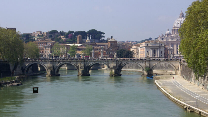 Tiberbrücke und Tiber-Radweg in Rom