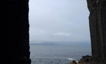 Blick aus der Fingal's Cave auf Staffa