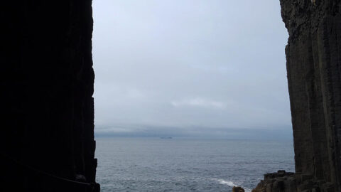 Blick aus der Fingal's Cave auf Staffa