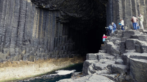 Eingang zur Fingal's Cave auf Staffa