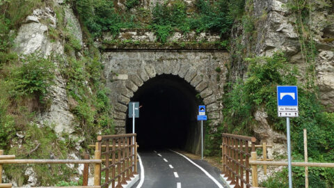 Ehemaliger Bahntunnel auf dem Alpe-Adria-Radweg