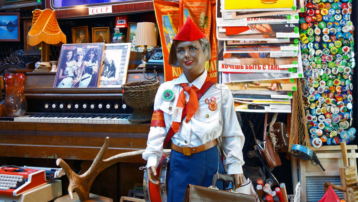 Ostblock-Souvenirs in der Markthalle Balti Jaama Turg in Tallinn